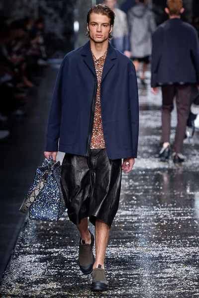 Look 16